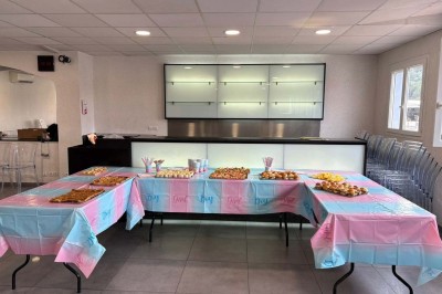 Escalier extérieur éclairé par des bougies LED alignées sur les marches, dans un environnement urbain sombre.