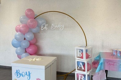 Escalier extérieur éclairé par des bougies LED alignées sur les marches, dans un environnement urbain sombre.
