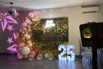 Escalier extérieur éclairé par des bougies LED alignées sur les marches, dans un environnement urbain sombre.