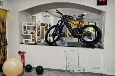 Escalier extérieur éclairé par des bougies LED alignées sur les marches, dans un environnement urbain sombre.