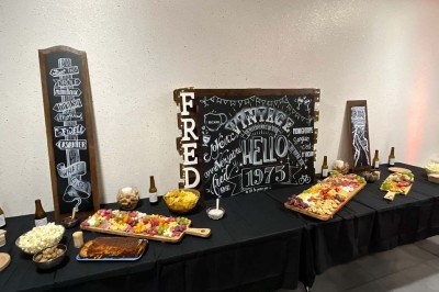 Escalier extérieur éclairé par des bougies LED alignées sur les marches, dans un environnement urbain sombre.