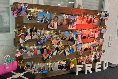 Escalier extérieur éclairé par des bougies LED alignées sur les marches, dans un environnement urbain sombre.