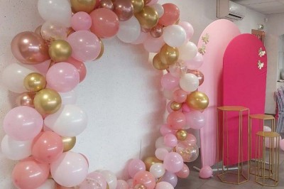 Escalier extérieur éclairé par des bougies LED alignées sur les marches, dans un environnement urbain sombre.