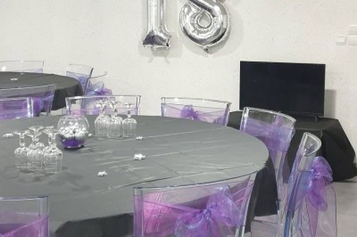 Escalier extérieur éclairé par des bougies LED alignées sur les marches, dans un environnement urbain sombre.