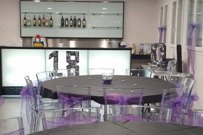 Escalier extérieur éclairé par des bougies LED alignées sur les marches, dans un environnement urbain sombre.