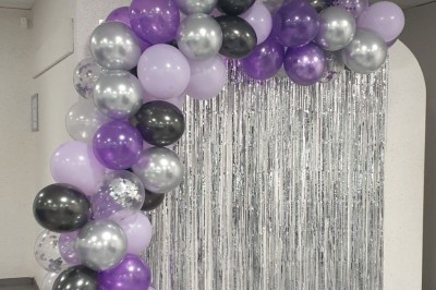 Escalier extérieur éclairé par des bougies LED alignées sur les marches, dans un environnement urbain sombre.