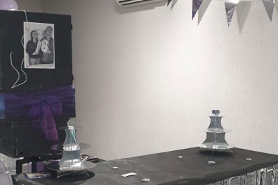 Escalier extérieur éclairé par des bougies LED alignées sur les marches, dans un environnement urbain sombre.