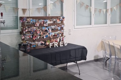Escalier extérieur éclairé par des bougies LED alignées sur les marches, dans un environnement urbain sombre.