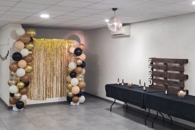 Escalier extérieur éclairé par des bougies LED alignées sur les marches, dans un environnement urbain sombre.