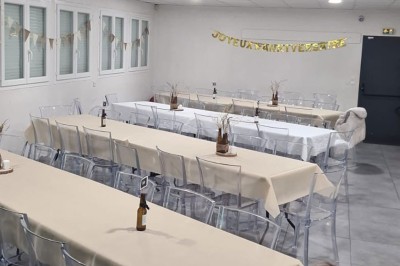 Escalier extérieur éclairé par des bougies LED alignées sur les marches, dans un environnement urbain sombre.