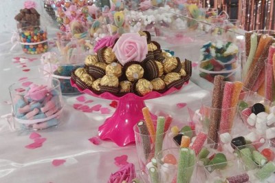 Escalier extérieur éclairé par des bougies LED alignées sur les marches, dans un environnement urbain sombre.