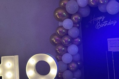 Escalier extérieur éclairé par des bougies LED alignées sur les marches, dans un environnement urbain sombre.