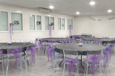 Escalier extérieur éclairé par des bougies LED alignées sur les marches, dans un environnement urbain sombre.