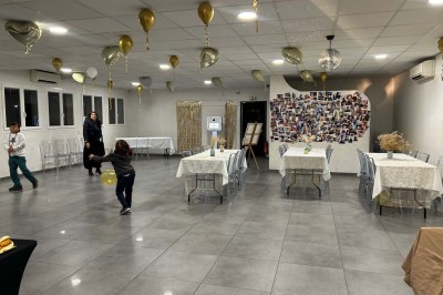 Escalier extérieur éclairé par des bougies LED alignées sur les marches, dans un environnement urbain sombre.