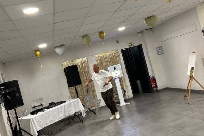 Escalier extérieur éclairé par des bougies LED alignées sur les marches, dans un environnement urbain sombre.