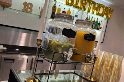 Escalier extérieur éclairé par des bougies LED alignées sur les marches, dans un environnement urbain sombre.