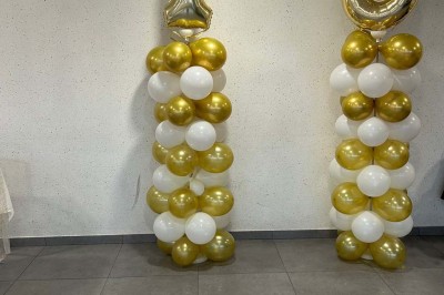 Escalier extérieur éclairé par des bougies LED alignées sur les marches, dans un environnement urbain sombre.