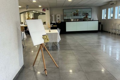 Escalier extérieur éclairé par des bougies LED alignées sur les marches, dans un environnement urbain sombre.