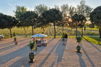 Salle avec des participants assis face à une présentation, entourée de drapeaux publicitaires et d'éléments décoratifs.