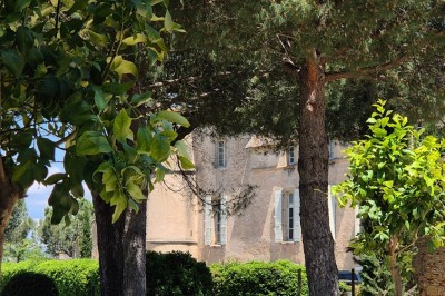 Salle avec des participants assis face à une présentation, entourée de drapeaux publicitaires et d'éléments décoratifs.