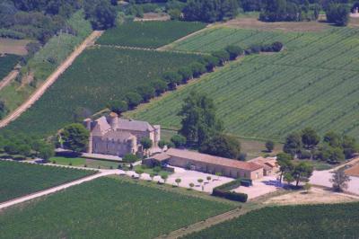 Salle avec des participants assis face à une présentation, entourée de drapeaux publicitaires et d'éléments décoratifs.