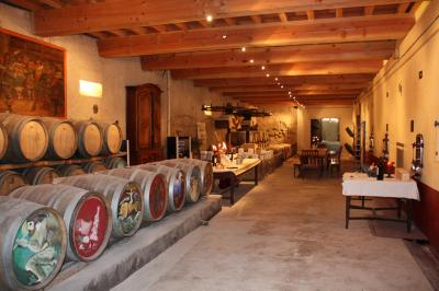 Salle avec des participants assis face à une présentation, entourée de drapeaux publicitaires et d'éléments décoratifs.