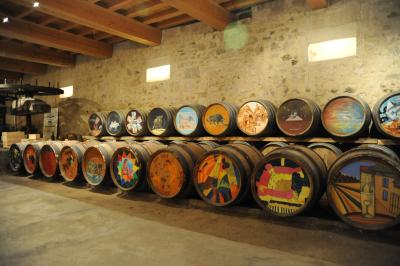 Salle avec des participants assis face à une présentation, entourée de drapeaux publicitaires et d'éléments décoratifs.