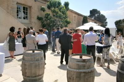 Salle avec des participants assis face à une présentation, entourée de drapeaux publicitaires et d'éléments décoratifs.