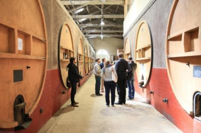Salle avec des participants assis face à une présentation, entourée de drapeaux publicitaires et d'éléments décoratifs.