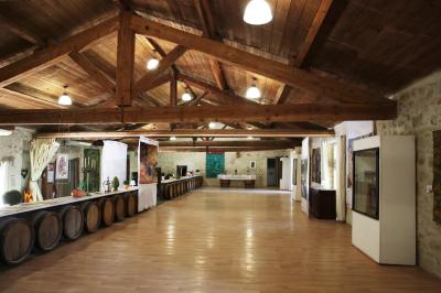 Salle avec des participants assis face à une présentation, entourée de drapeaux publicitaires et d'éléments décoratifs.