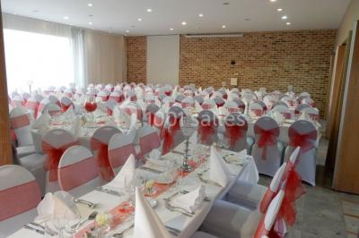 Assiette rectangulaire avec boule de glace au chocolat, boule de glace vanille, gaufre, éclats de noisettes et sucre glace.