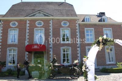 Assiette rectangulaire avec boule de glace au chocolat, boule de glace vanille, gaufre, éclats de noisettes et sucre glace.