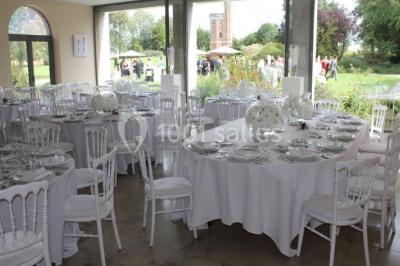 Assiette rectangulaire avec boule de glace au chocolat, boule de glace vanille, gaufre, éclats de noisettes et sucre glace.