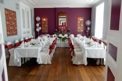 Assiette rectangulaire avec boule de glace au chocolat, boule de glace vanille, gaufre, éclats de noisettes et sucre glace.