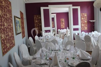 Assiette rectangulaire avec boule de glace au chocolat, boule de glace vanille, gaufre, éclats de noisettes et sucre glace.