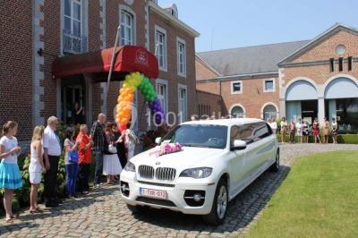 Assiette rectangulaire avec boule de glace au chocolat, boule de glace vanille, gaufre, éclats de noisettes et sucre glace.