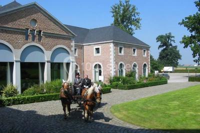 Assiette rectangulaire avec boule de glace au chocolat, boule de glace vanille, gaufre, éclats de noisettes et sucre glace.