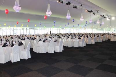Assiette rectangulaire avec boule de glace au chocolat, boule de glace vanille, gaufre, éclats de noisettes et sucre glace.
