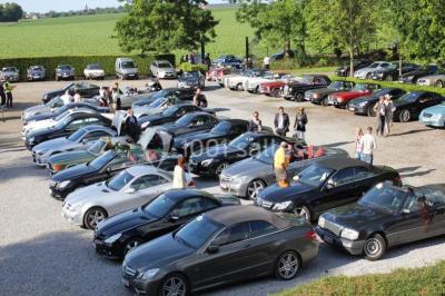 Assiette rectangulaire avec boule de glace au chocolat, boule de glace vanille, gaufre, éclats de noisettes et sucre glace.
