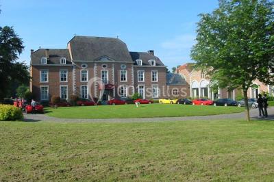 Assiette rectangulaire avec boule de glace au chocolat, boule de glace vanille, gaufre, éclats de noisettes et sucre glace.