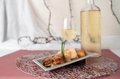 Assiette rectangulaire avec boule de glace au chocolat, boule de glace vanille, gaufre, éclats de noisettes et sucre glace.