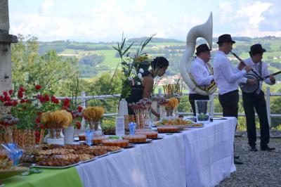 Façade d'un grand bâtiment ancien éclairé la nuit, entouré de petites lumières au sol.