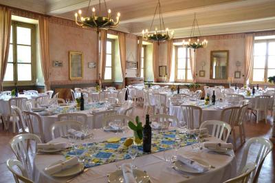 Façade d'un grand bâtiment ancien éclairé la nuit, entouré de petites lumières au sol.