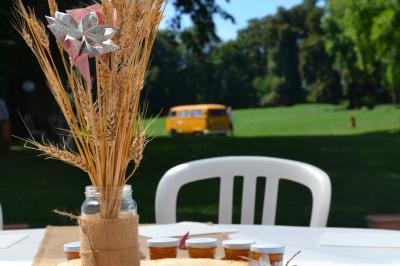 Façade d'un grand bâtiment ancien éclairé la nuit, entouré de petites lumières au sol.