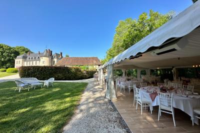 Chapiteau au bord de la riviére