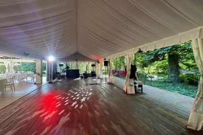 Chapiteau au bord de la riviére