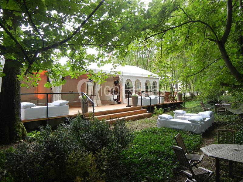 Chapiteau au bord de la riviére