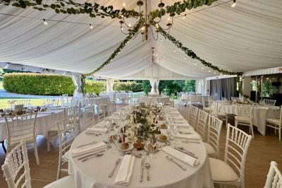 Chapiteau au bord de la riviére