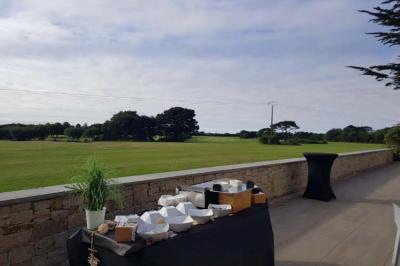 Miniature Location salle Lanrivoaré (Finistère) - L'Elegante #6 Salle vide avec sol gris, murs blancs, tableau mural, grande fenêtre donnant sur une terrasse et un espace vert.