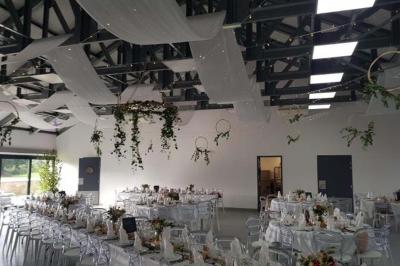 Miniature Location salle Lanrivoaré (Finistère) - L'Elegante #3 Salle vide avec sol gris, murs blancs, tableau mural, grande fenêtre donnant sur une terrasse et un espace vert.